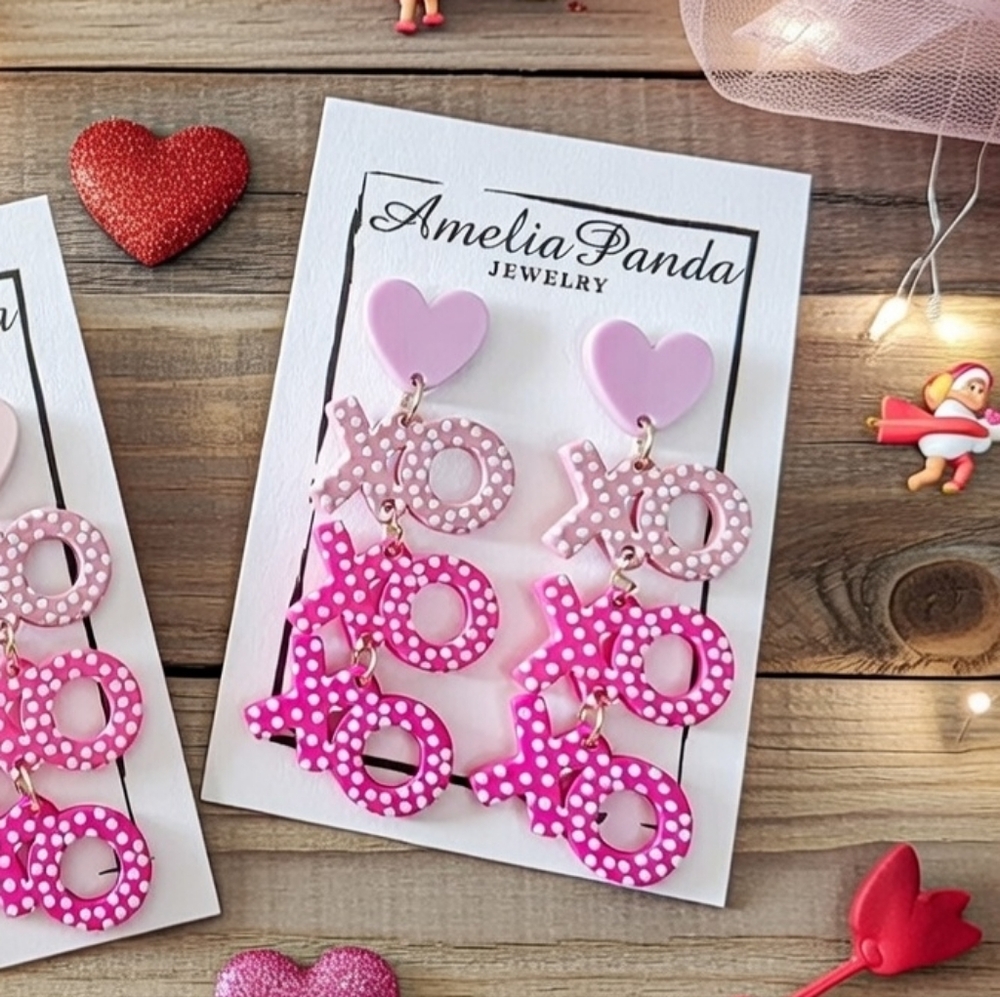 🩷 XOXO Earrings💜